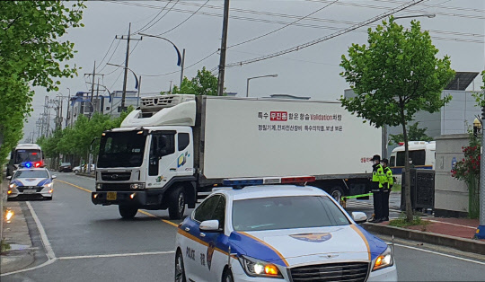 지난 25일 경북 안동 SK바이오사이언스 공장에서 출하된 아스트라제네카(AZ) 백신이 수송차량에 실려 보관창고로 이송되고 있다. 연합뉴스